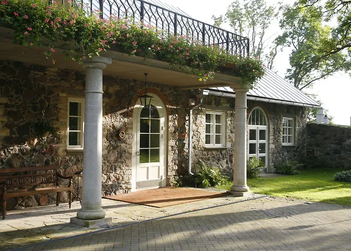 Private At Manor Vila *