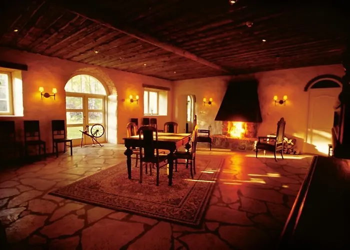 Private At Manor Vila *